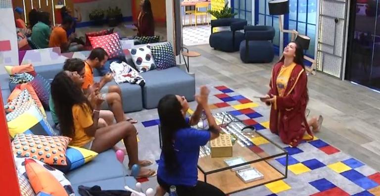 BBB21: Brothers se emocionam ao descobrir que vacinação começou e Gilberto defende pesquisadores