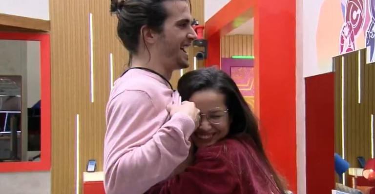 BBB21: Juliette diverte brothers ao dar beijão no peitoral de Fiuk
