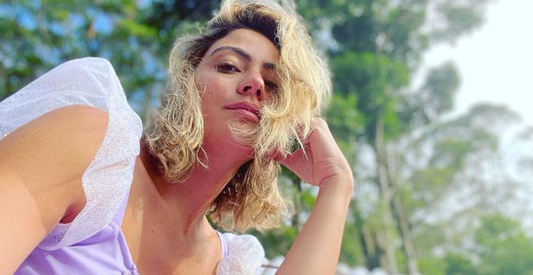Carol Castro ostenta corpão ao posar de biquíni e recebe elogios dos fãs: ”Musa”
