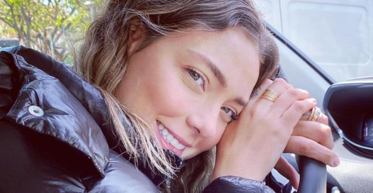Carol Dantas recebe elogios ao publicar selfie deslumbrante nas redes: ”Lindeza!”