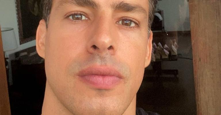 De terno, Cauã Reymond arranca declarações ao compartilhar selfie: ”Gato”