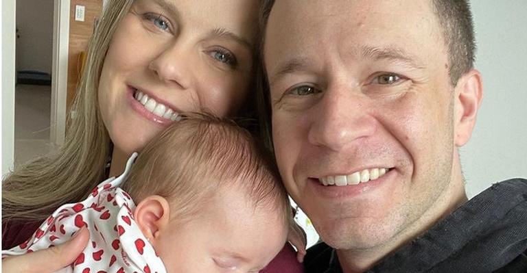 Daiana Garbin mostra bolo para celebrar os 6 meses da filha, Lua