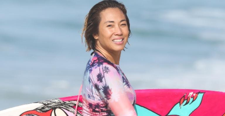 Dani Suzuki surfa em praia do Rio de Janeiro e rouba a cena com corpão de biquíni fio dental