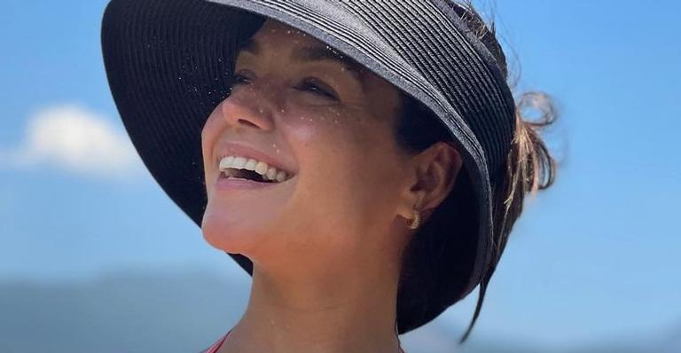 Com biquíni fininho, Thais Fersoza renova o bronzeado e para tudo com corpão: ”Que barriga!”