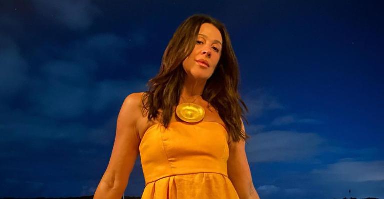 Claudia Raia levanta o astral ao passar batom vermelho: ”Inventando meu próprio glamour!”