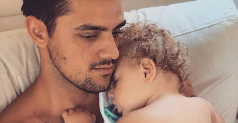 Felipe Simas mostra o filho caçula, Vicente, mamando e encanta a web: ”Quanto amor”