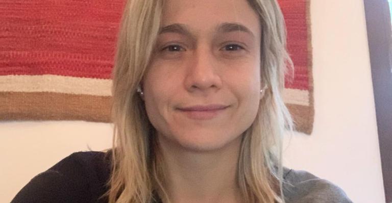 Fernanda Gentil recebe ”visita” de sua cachorrinha durante ensaio fotográfico e encanta web