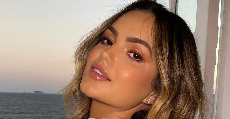 Filha gata de Kelly Key posa com maiô recortado na piscina e ostenta corpão: ”Espetáculo!”