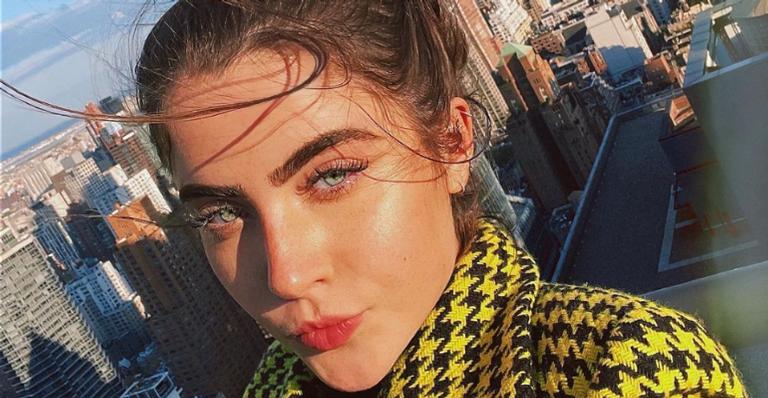 Em Nova York, Jade Picon arranca suspiros ao posar com look despojado: ”Linda perfeita!”