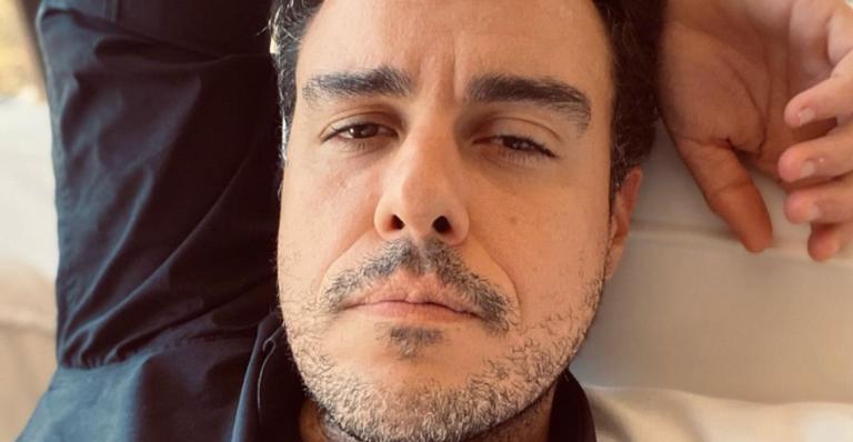 Joaquim Lopes diverte fãs ao mostrar acidente com seu café: ”Fez arte!”