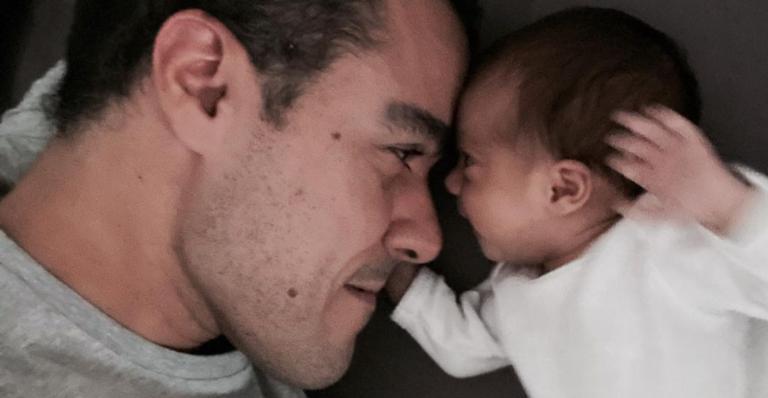 Joaquim Lopes é clicado no maior chamego com uma de suas filhas gêmeas