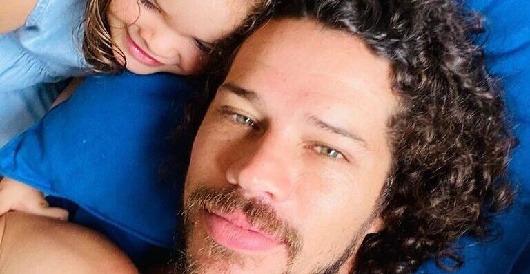 José Loreto diverte ao mostrar a filha andando de bicicleta: ”Atropelo de amor”