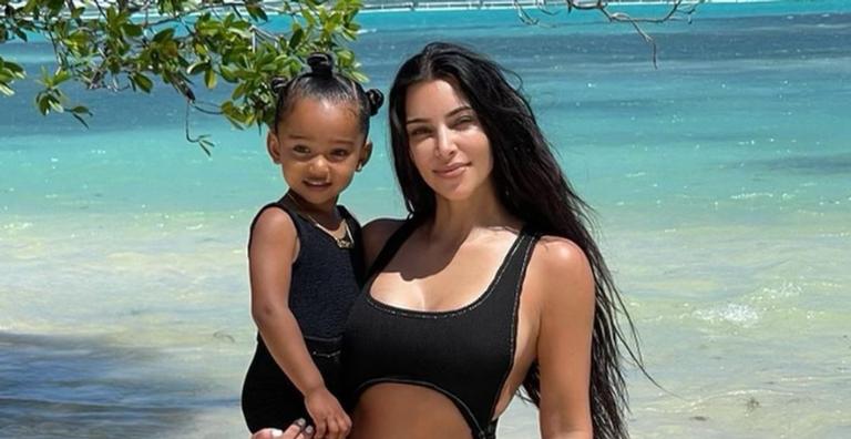 Kim Kardashian compartilha clique da filha com a sobrinha e encanta web