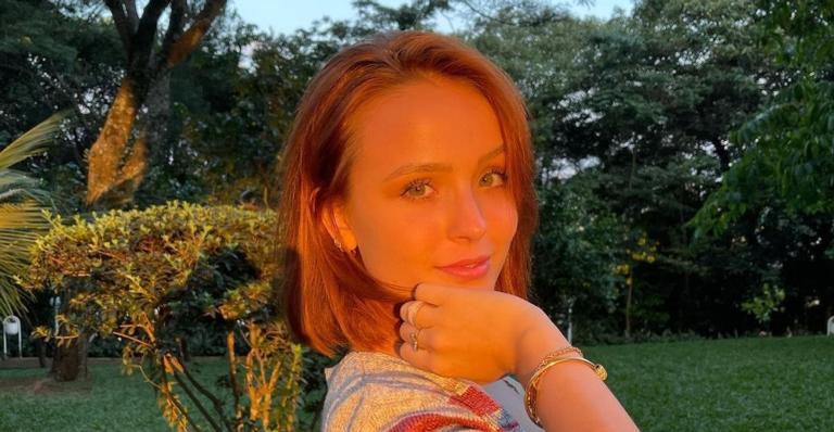 Produzida, Larissa Manoela posa segurando espelho e reflete: ”Reflita a seu favor!”