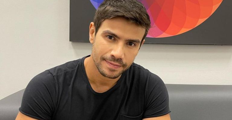 Mariano posa com look despojado durante bastidores de gravação