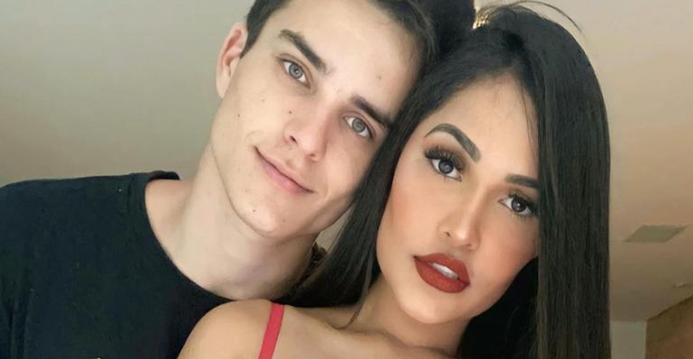 Na cozinha, Flay posa provocante com o namorado gato: ”Vai uma jantinha aí?”