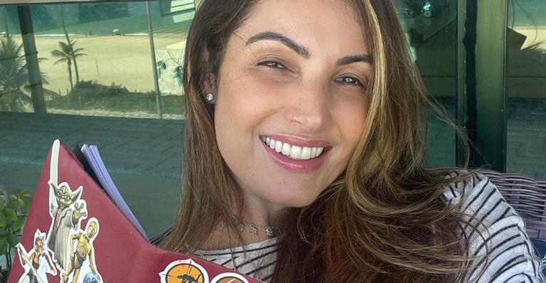 Com vestido longo, Patrícia Poeta posa no jardim e ganha chuva de elogios: ”Elegante como sempre!”