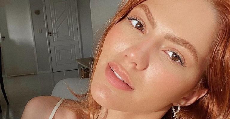 Sarah Poncio recebe surpresa ao tirar fotos de seu look do dia
