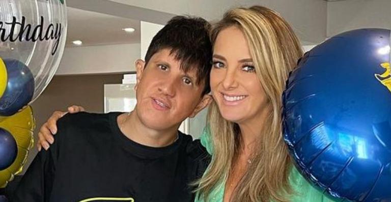 Ticiane Pinheiro comemora aniversário do irmão com festa em família: ”Você merece ser muito feliz”