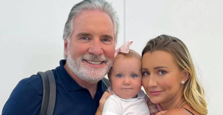 Ana Paula Siebert se despede da filha no aeroporto antes de viagem para Miami: ”Coração aperta”