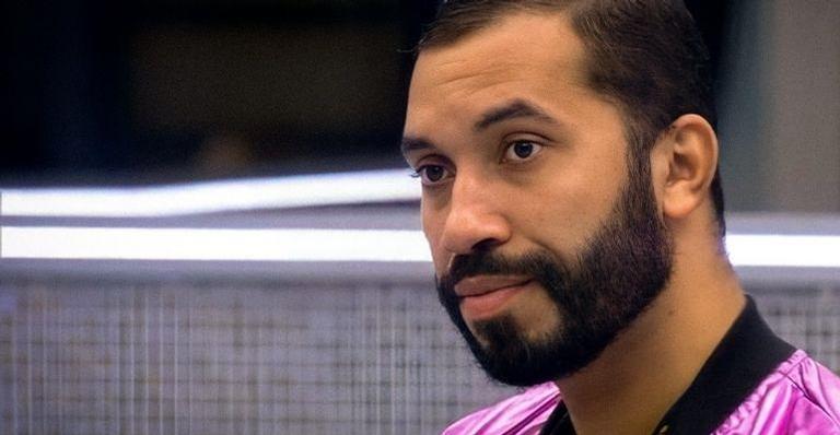 BBB21: Gilberto revela que implorou por atendimento da psicóloga