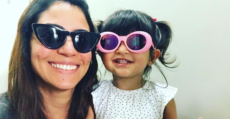 Carol Castro curte praia com a filha, Nina, e fãs se derretem: ”Lindas”