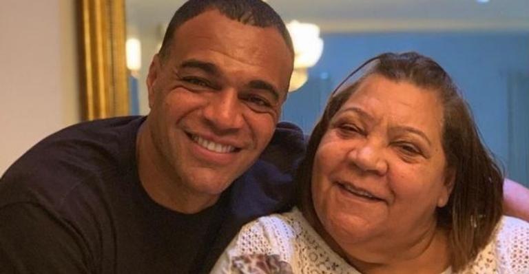 Denilson presta homenagem de aniversário para sua mãe: ”Minha guerreira”