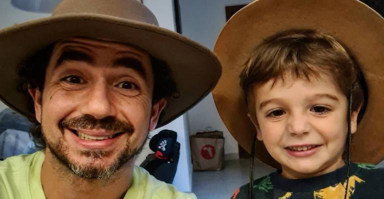 Felipe Andreoli compartilha cliques com o filho e diverte a web: ”Que dupla”
