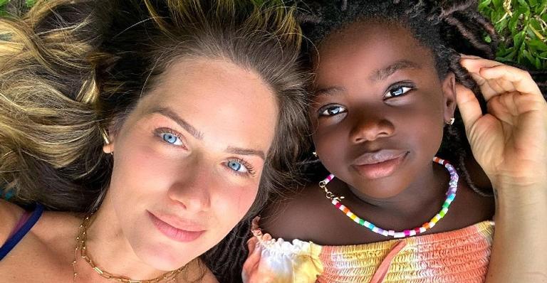 Giovanna Ewbank posta fotos com Titi e se declara: ”Ela é a paixão da minha vida”