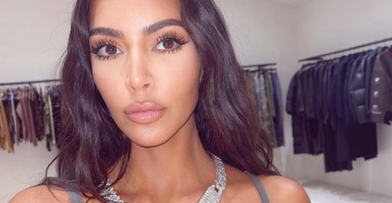 Kim Kardashian renova bronzeado com a amiga em dia de piscina: ”Feriado”