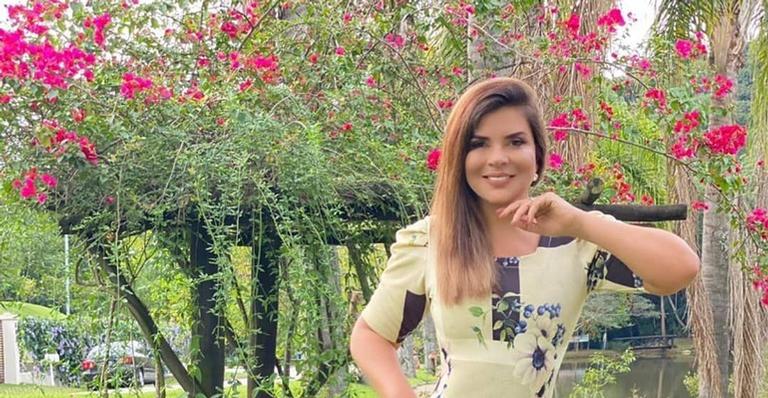 De vestido colado, Mara Maravilha exibe cinturinha após lipoaspiração