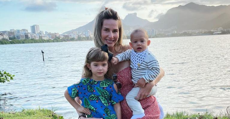 Mariana Weickert diverte a web ao posar com seus lindos filhos: ”Equilibrando tudo!”