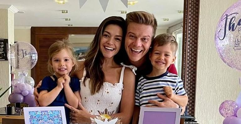 Michel Teló posta foto perfeita em família e encanta as redes sociais