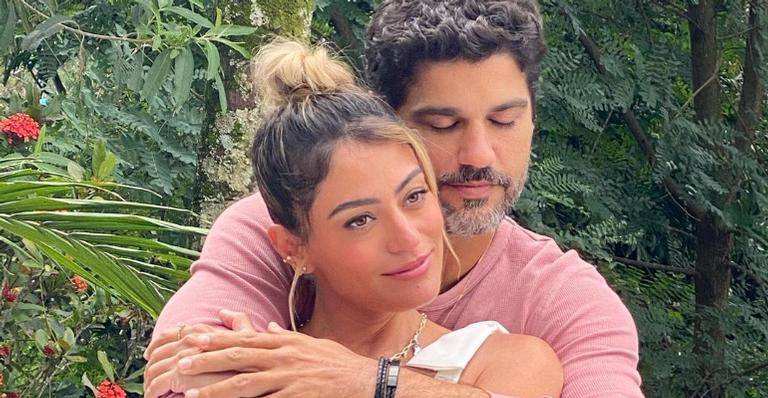 No mar, Carol Castro dá beijo de cinema em Bruno Cabrerizo e fãs babam: ”Casalzão”