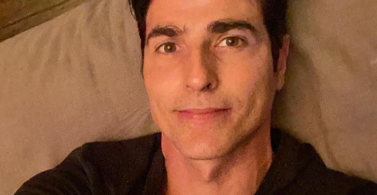 Reynaldo Gianecchini surge descamisado em clique de seu primeiro filme e leva fãs à loucura