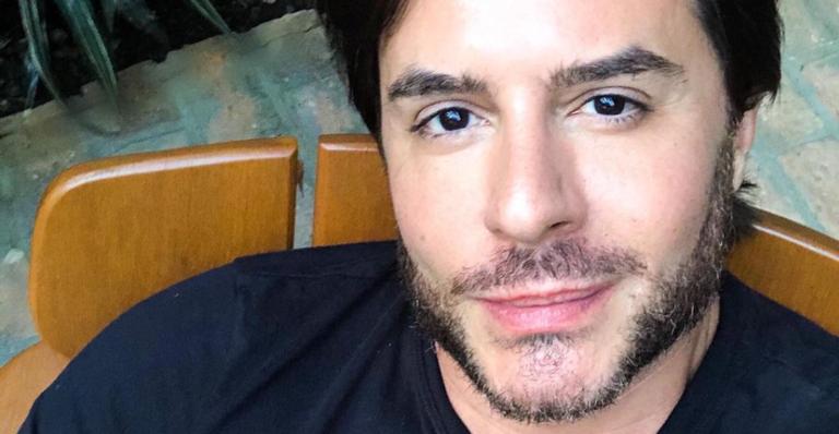 Ricardo Tozzi derrete corações ao posar para selfie descontraída: ”E essa preguiça?”