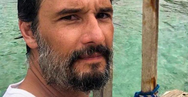 Rodrigo Santoro resgata bastidores de gravação da série americana ‘Reprisal’ e choca web