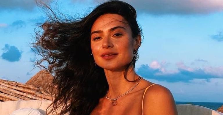 Thaila Ayala comemora aniversário em casa: ”Carinha feliz de quem teve mais um bolinho”