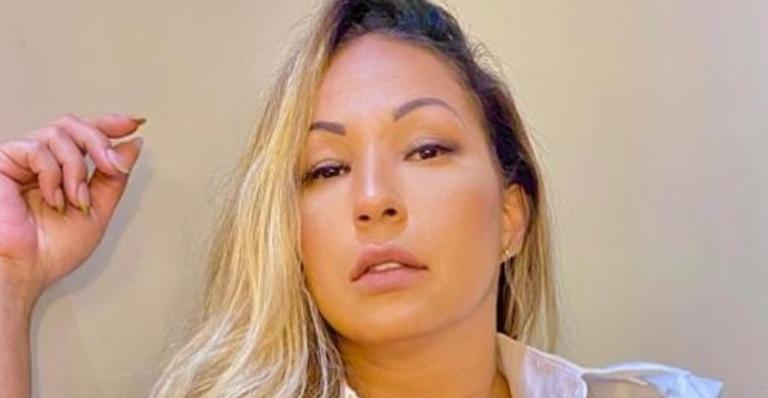 Sem sutiã, Valesca Popozuda posa na cama com body completamente transparente: ”Que mulherão!”