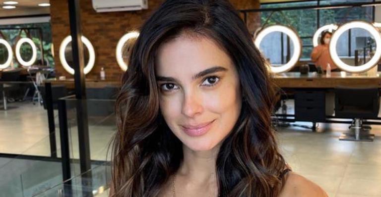 Vera Viel encanta fãs ao lembrar clique de sua infância: ”Mesmo rostinho de princesa!”