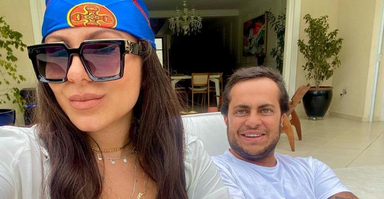 Andressa Ferreira surge sorridente ao lado de Thammy Miranda e fãs elogiam: ”Casal lindo!”