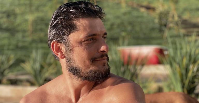 Bruno Gissoni agita a web ao resgatar registro encantador: ”Saudade da estrada”