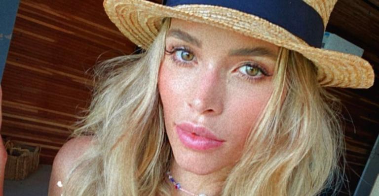 Carol Dias encanta a web ao posar para lindas selfies: ”Durante a soneca da Esther”