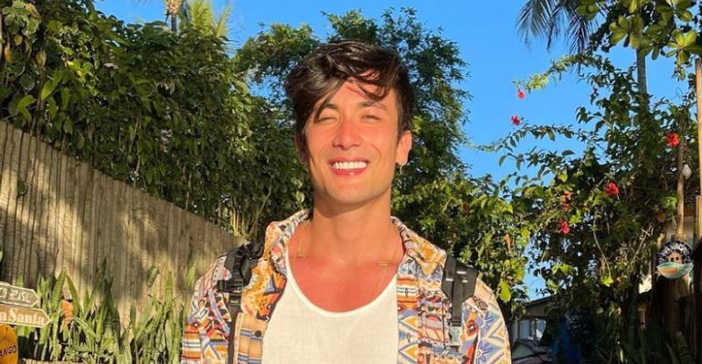 Descamisado, Daniel Caon exibe boa forma em clique de viagem por Vitória e fãs elogiam: ”Gato”