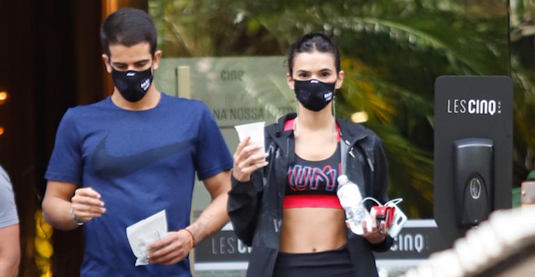 Com Enzo Celulari, Bruna Marquezine exibe boa forma ao sair de academia de luxo