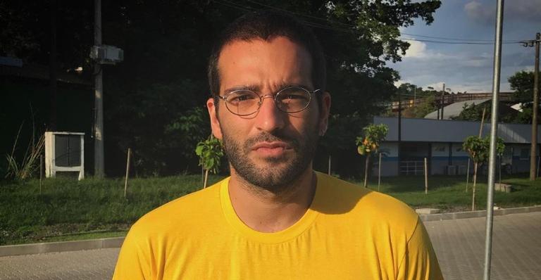 Humberto Carrão posta registros antigos e comemora o aniversário do irmão: ”Sou doido por você”