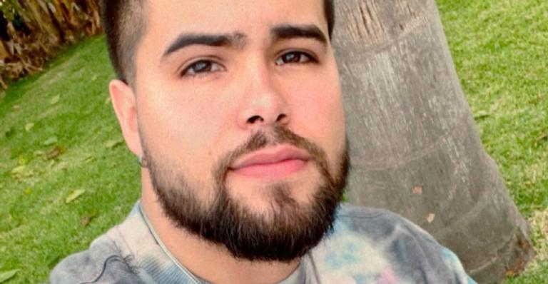 Jerry Smith toma Sol na varanda de seu apartamento de luxo e celebra: ”Sextou”