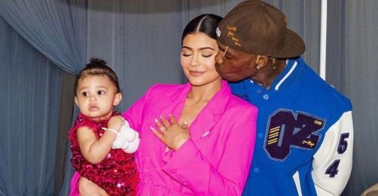 Kylie Jenner celebra aniversário de Travis Scott com cliques especiais: ”Papai da Stormi”