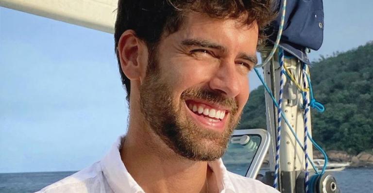 Marcos Pitombo abre álbum de viagem pela Itália e aparece no Centro Histórico de Bolonha