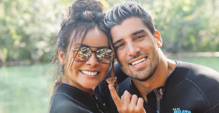 Na cama, Carol Nakamura posa em clima romântico com o marido e se declara: ”Sempre comigo”